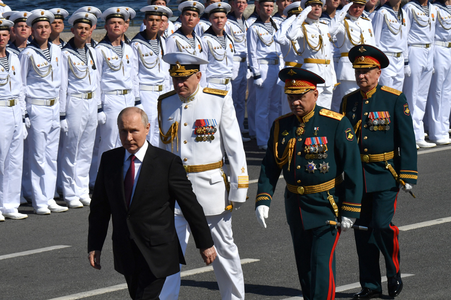 Putin îi felicită pe marinari şi pe veterani, la Sankt Petersburg, la o paradă de Ziua Marinei. El anunţă modernizarea flotei ruse cu 30 de nave în acest an. Patru şefi de stat africani asistă la eveniment