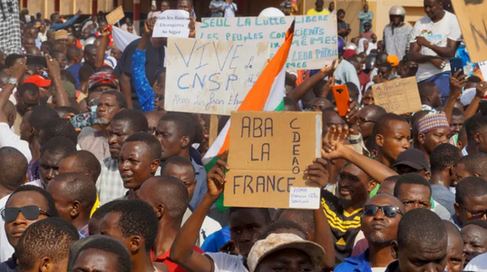 Franţa va răspunde ”imediat şi inflexibil” în cazul atacării cetăţenilor săi, ameninţă Palatul Élysée, după ce manifestanţi bat jurnalişti francezi în faţa sediului Ambasadei Franţei la Niamey