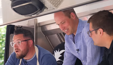 Surpriză de proporţii pentru englezi care voiau să mănânce burgeri de la un food truck: au fost serviţi chiar de prinţul William – VIDEO