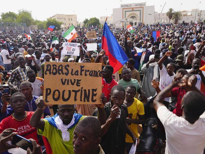 Junta din Niger afirmă că Franţa plănuieşte atacuri pentru eliberarea preşedintelui Bazoum îndepărtat de la putere. Cui foloseşte lovitura de stat de la Niamey