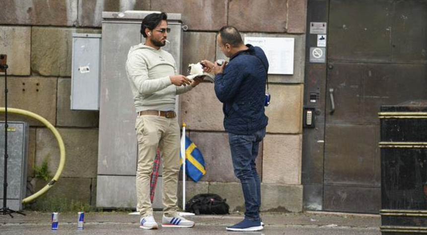 Un exemplar al Coranului, călcat în picioare şi ars la o manifestaţie în faţa sediului Parlamentului suedez de către doi bărbaţi, refugiatul irakian Salwan Momika şi Salwan Najem. Ei cer interzicerea Coranului în Suedia. ”O voi arde de mai multe ori, până o interziceţi”, anunţă Salwan Najem