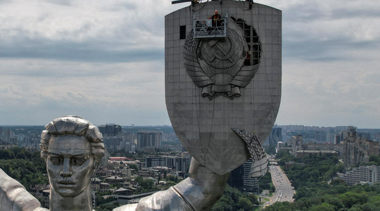 Ucrainenii înlocuiesc secera şi ciocanul Statuii Patriei a lui Brejnev cu tridentul, până la Ziua Naţională a Ucrainei