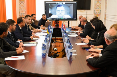 Ucraina încheie un acord cu Croaţia în vederea folosirii porturilor croate la Dunăre şi la Adriatica în exportul cerealelor. ”Acum vom lucra să construim cele mai eficiente rute către aceste porturi şi să profităm cât mai mult de această oportunitate”, anunţă Kuleba