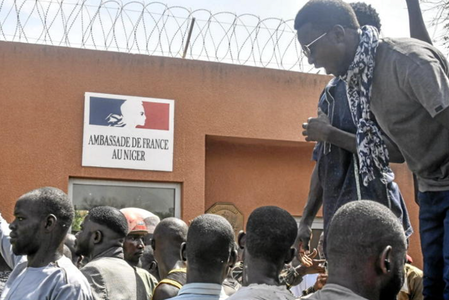 Franţa dezminte că a folosit vreun mijloc letal împotriva manifestanţilor la Ambasada din Niamey, după ce oficiali nigerieni au evocat în presă tiruri franceze cu gloanţe reale împotriva mulţimii