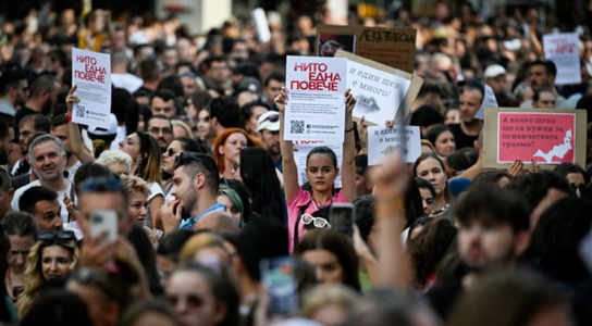 Mii de manifestanţi în oraşe din Bulgaria împotriva violenţelor cărora le sunt supuse femeile, după ce o tânără a fost tăiată de 100 ori cu cuţitul de fostul ei iubit, care i-a spart nasul şi a ras-o în cap, răni calificate ”uşoare” de justiţia din Stara 