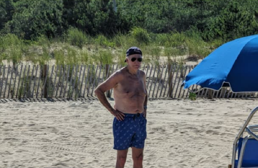 Biden se afişează la bustul gol pe plajă, la Rehoboth Beach, şi este criticat