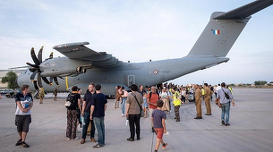 Avioane franceze, la Niamey pentru a evacua francezi şi europeni, după violenţele de la Ambasada Franţei. Orice intervenţie în vederea repunerii la putere a lui Mohamed Bazoum, o ”declaraţie de război”, ameninţă Burkina Faso şi Mali