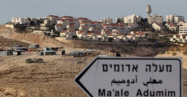 Şase israelieni, răniţi într-un atac armat în colonie israeliană Maale Adoumim din Valea Iordanului, la est de Ierusalim, în Cisiordania ocupată. Atacatorul, un palestinian în vârstă de 20 de ani, ucis prin împuşcare de către un poliţist în afara serviciului