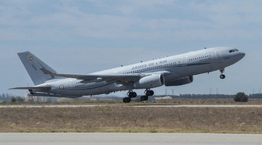 Un avion francez care transporta 262 de evacuaţi din Niger aterizează la Paris