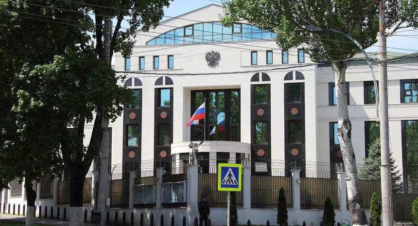 O maşină s-a izbit de poarta Ambasadei Rusiei de la Chişinău. Şoferul a încercat să fugă, dar a lovit alte două autovehicule