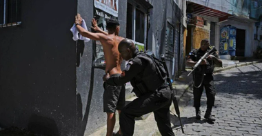Cel puţin nouă morţi în Brazilia, într-o operaţiune antidrog a poliţiei în complexul de favele Penha, la Rio de Janeiro, în urma unor informaţii despre o reuniune a unor şefi de facţiuni în zonă. Doi şefi de gang, ucişi. Puşti de asalt, grenade şi muniţie, confiscate