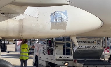 Controversă în Italia stârnită de o filmare cu un avion având fuzelajul peticit cu bandă adezivă - VIDEO