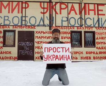 Un antreprenor rus, Dmitri Skurihin, în vârstă de 48 de ani, condamnat la un an şi jumătate de închisoare, din cauza unor mesaje de susţinere a Kievului. El a ţinut o pancartă cu mesajul ”Ucraina, iartă-ne!”. A pus afişe împotriva războiului pe faţada mag