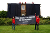 Activişti Greenpeace acoperă casa lui Sunak la Kirby Sigston, în Anglia, în cearşafuri ”negru petrol”. Vicepremierul Oliver Dowden, locţiilorul premierului în vacanţă în California, denunţă o ”cascadă stupidă”. Mame protestează la Downing Street