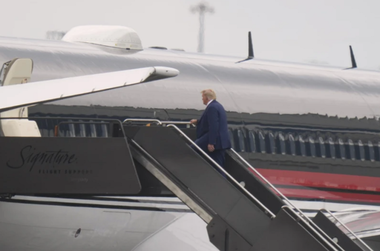 Trump pleacă de la clubul de golf din Bedminster, în New Jersey, la Washington, pentru a-i fi prezentate acuzaţii de conspirare în vederea răsturnării rezultatului alegerilor din 2020. El denunţă o ”instrumentalizare fără precedent a justiţiei” înainte să compară
