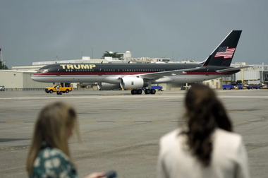 Trump aterizează la Washington pentru a se preda autorităţilor în dosarul răsturnării rezultatului alegerilor din 2020 întocmit de procurorul special Jack Smith