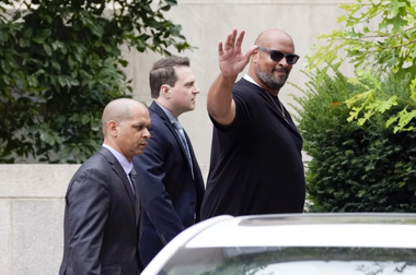 Poliţişti care au apărat Capitoliul la 6 ianuarie 2021, în sală la înfăţişarea lui Trump la Washington