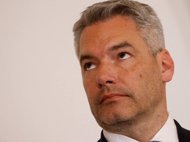 Cancelarul austriac susţine ideea de a înscrie în Constituţie dreptul de a folosi bani cash. Extrema dreaptă s-a înfuriat:  "Nu vă este ruşine să furaţi idei în acest fel?"
