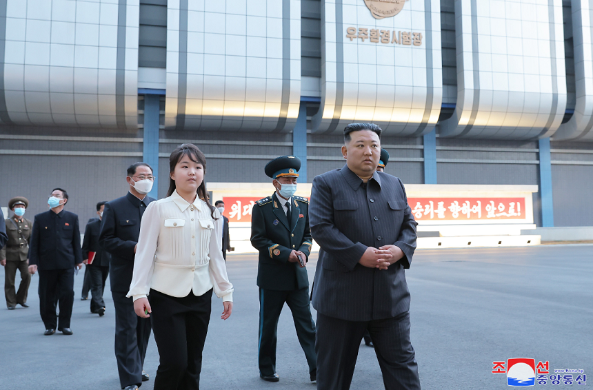 Liderul nord-coreean Kim Jong Un a vizitat fabricile de armament şi a promis să sporească pregătirea de război în faţa tensiunilor