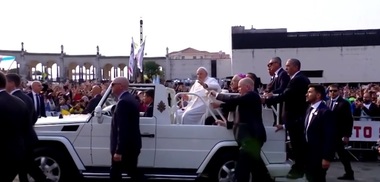 Aproximativ 1,5 milioane de pelerini au înfruntat căldura toridă pentru priveghiul Papei la Lisabona, după ce Suveranul pontif a renunţat la rugăciunea de pace de la Fatima - VIDEO