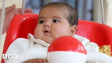 La şase luni de la cutremurul din Siria, micuţa Afraa, născută printre dărâmături, şi-a revenit remarcabil