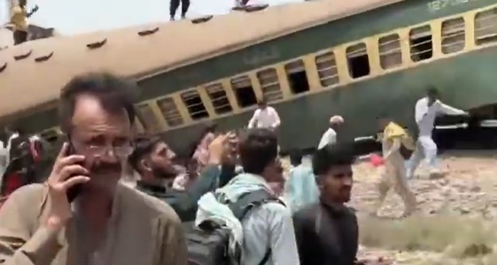 Cel puţin 15 morţi şi zeci de răniţi într-un accident de tren în Pakistan - VIDEO