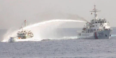 Manila îl convoacă pe ambasadorul chinez în Filipine, după ce acuză Paza de Coastă chineză că a tras cu tunul cu apă asupra unor nave filipineze care aprovizionau militari filipinezi staţionaţi pe atolul Second Thomas, în Insulele Spratleys, la Marea Chinei de Sud