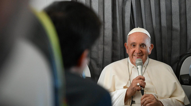 Papa Francisc anunţă că efectuează o vizită ”la Marsilia, nu în Franţa”, numai în problema migraţiei. ”Mediterana este un cimitir. Dar nu este cel mai mare. Cel mai mare cimitir se află în nordul Africii. Este teribil. Iată de ce merg la Marsilia”