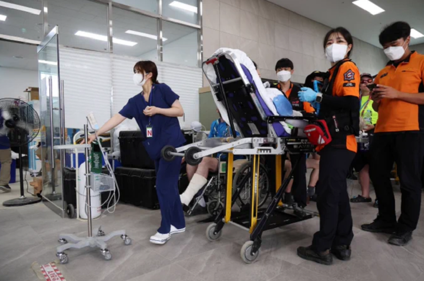 O ”jamboree” mondială a cercetaşilor în Coreea de Sud, închisă mai devreme din cauza taifunului Khanun. Mii de participanţi au abandonat-o din cauza caniculei şi proastei organizări. ”O ruşine naţională”, denunţă presa. 70 de participanţi s-au îmbolnăvit de covid-19