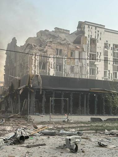 Cel puţin cinci morţi şi 31 de răniţi după ce rachete ruseşti au lovit blocuri de locuinţe din Pokrovsk, oraş din estul Ucrainei - VIDEO, FOTO