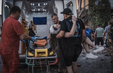 Opt morţi în urma atacurilor de la Pokrovsk/ Ucraina afirmă că rachetele au lovit apartamente/ Supravieţuitorii descriu explozii puternice