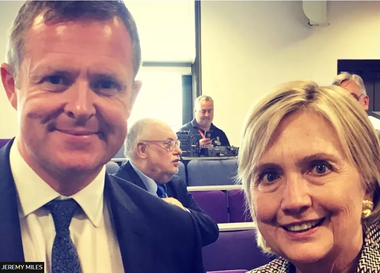 Hillary Clinton s-a oferit să-mi aranjeze o întâlnire, mărturiseşte un ministru homosexual din Ţara Galilor