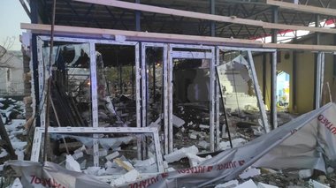 Cel puţin 3 morţi în bombardamente ruseşti în oraşul Zaporojie, anunţă Zelenski - VIDEO, FOTO