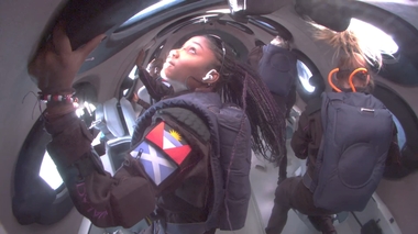Primii turişti spaţiali transportaţi de Virgin Galactic, compania lui Richard Branson, au ajuns la destinaţie. În premieră, o mamă a călătorit împreună cu fiica ei spre spaţiul cosmic - VIDEO