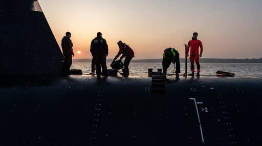 Un al doilea submarin nuclear de atac din clasa Barracuda, Duguay-Trouin, livrat Marinei franceze. Submersibilul, care poate fi solosit de Forţele Speciale şi în spionaj, poartă numele unui corsar francez din secolul al XVIII-lea