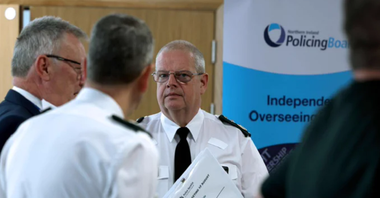 Şeful poliţiei nord-irlandeze cere scuze după divulgarea, din greşeală, a identităţii a aproximativ 10.000 de poliţişti, ţinta unor violenţe sporadice, după ”tulburări”. Nivelul alertei teroriste, ridicat în urma unei tentative, în februarie, de asasinare a unui poliţist