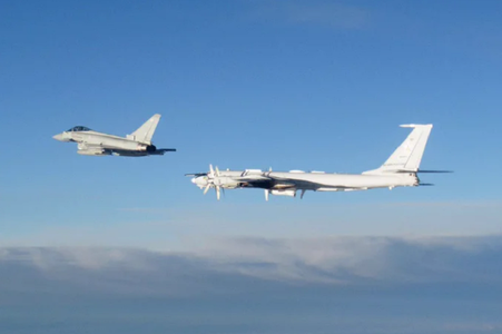 Avioane de vânătoare britanice de tip Typhoon interceptează două bombardiere strategice ruseşti la nord de Scoţia, în zona de patrulare aeriană a NATO