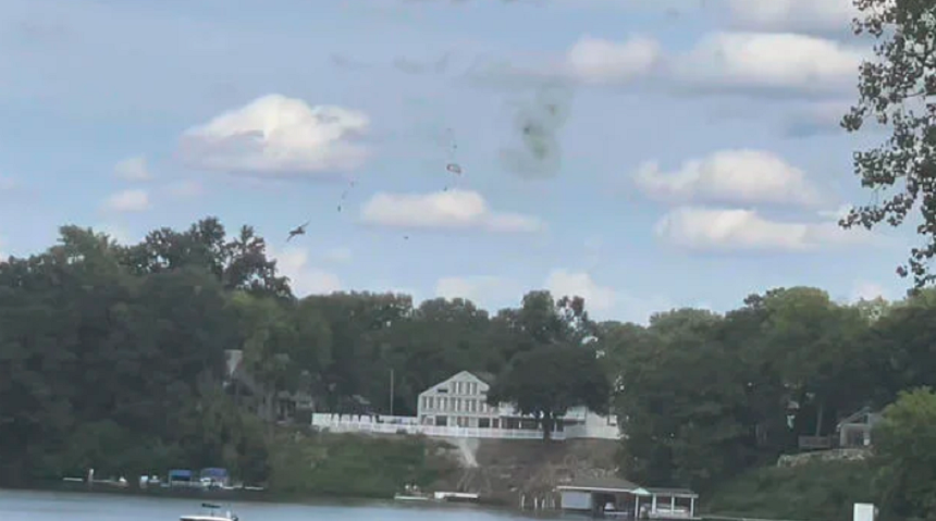 Doi piloţi se catapultează în ultimul moment, înaintea prăbuşirii unui avion de vânătoare de tip MiG-23, la show-ul aerian Thunder Over Michigan, în apropiere de Detroit. Avionul s-a prăbuşit în parcarea unui complex de locuinţe, fără să rănească pe cineva. Piloţii, ”pescuiţi” dintr-un lac
