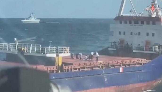 Rusia publică o înregistrare video care arată cum a abordat marina militară nava de marfă inspectată duminică în Marea Neagră. Membrii echipajului sunt pe punte, îngenuncheaţi şi cu mâinile la ceafă - VIDEO