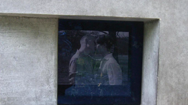 Un monument al gay-ilor victime ale nazismului, ţinta unei tentative de incendiere şi acoperit de afişe homofobe cu un verset din Vechiul Testament