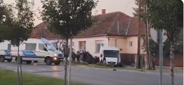 Un român care transporta 12 migranţi intraţi ilegal în Ungaria a sărit din maşina aflată în mers şi a fugit / Vehiculul, oprit de pasagerii abandonaţi / Autorităţile ungare cer arestarea bărbatului