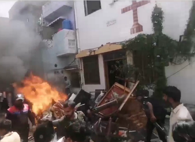 Patru biserici incendiate în estul Pakistanului, în urma unor acuzaţii de blasfemie. Sute de persoane înarmate cu bâte şi pietre au luat cu asalt cartierul cu populaţie majoritar creştină din oraşul Faisalabad