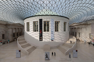 Un angajat al British Museum din Londra, dat afară în urma unui furt ”foarte neobişnuit” al unor piese,  ”bijuterii de aur, pietre semipreţioase sau sticlărie datând din secolul al XV-lea î.e.n.”