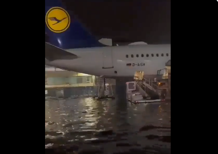 Haos pe aeroportul din Frankfurt, inundat în urma unor ploi puternice. Zeci de zboruri au fost anulate - VIDEO