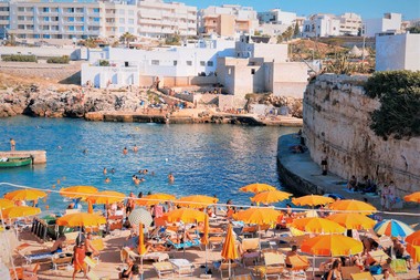 Turiştii de pe plajele italiene, indignaţi de o nouă regulă: nu au voie să aducă mâncare şi băutură