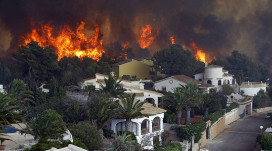Cinci sate evacuate pe Insula spaniolă Tenerife, în urma unui incendiu de pădure ”scăpat de sub control”. Autorităţile locale au închis drumurile către munţi