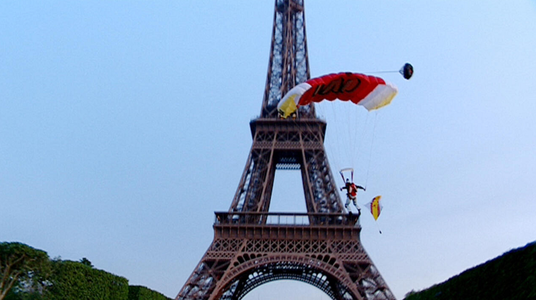 Un ”căţărător experimentat” escaladează Turnul Eiffel şi sare cu paraşuta de pe monument, după care este arestat