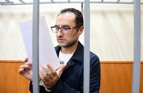 Un american de origine rusă, Gene Spector, acuzat de spionaj, în detenţie în Rusia. El a pledat vinovat şi a încheiat un acord de colaborare cu anchetatorii. A fost condamnat în 2022 la trei ani şi jumătate de închisoare, după ce a fost găsit vinovat de ”