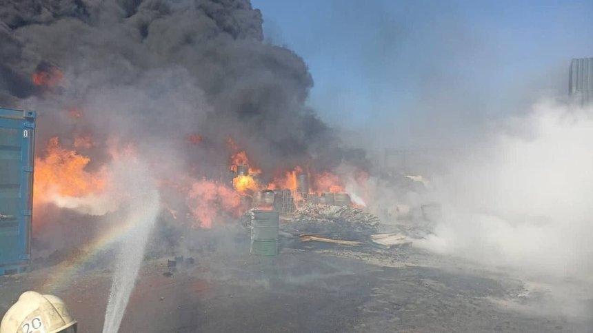 Presa rusă anunţă un incendiu uriaş la un terminal petrolier din portul Novorossiisk de la Marea Neagră - VIDEO