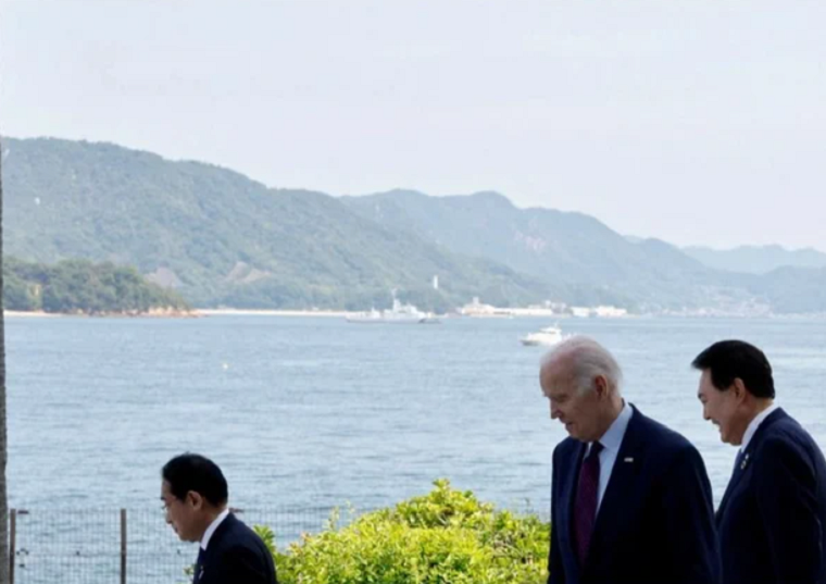 Summit fără precedent la Camp David, între SUA, Japonia şi Coreea de Sud în domeniul securităţii în regiunea Asia-Pacific. China, iritată. ”Vă puteţi decolora părul blond şi tunde părul din nas cât vreţi, dar nu veţi fi niciodată europeni sau occidentali”, ironizează Wang Yi